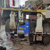 Reparaturarbeiten an einem Schwerlastanhänger